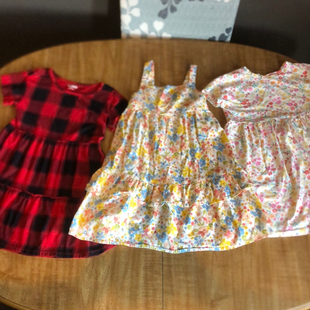 Girls size 6-7 dresses.